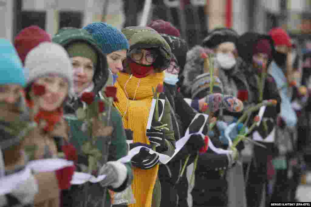 Женщины-оппозиционерки участвуют в акции протеста в поддержку Навального и женщин-политзаключенных в День влюбленных в Москве 