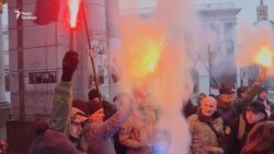 Праворадикали трощили вікна «Сбербанку», «Альфа-банку» та «Росспівробітництва» (відео) Праворадикали трощили вікна «Сбербанку», «Альфа-банку» та «Росспівробітництва» (відео)