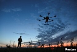 Український вояк запускає дрон «Вампір» на російські позиції в Запорізькій області. Квітень 2025 року