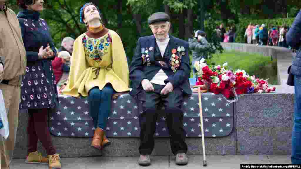 95-річний Панас Косенко, ветеран Другої світової війни біля Меморіалу вічної слави у Києві. На фронті з 1941 по 1945 рік. Танкіст. Має поранення. У розмові з журналістом Радіо Свобода він згадав не війну і не перемогу, а те, як відро кукурудзи врятувало життя його родини під час Голодомору 1933-го... ПЕРЕГЛЯНЬТЕ ВІДЕО Київ, 9 травня 2017 року.  