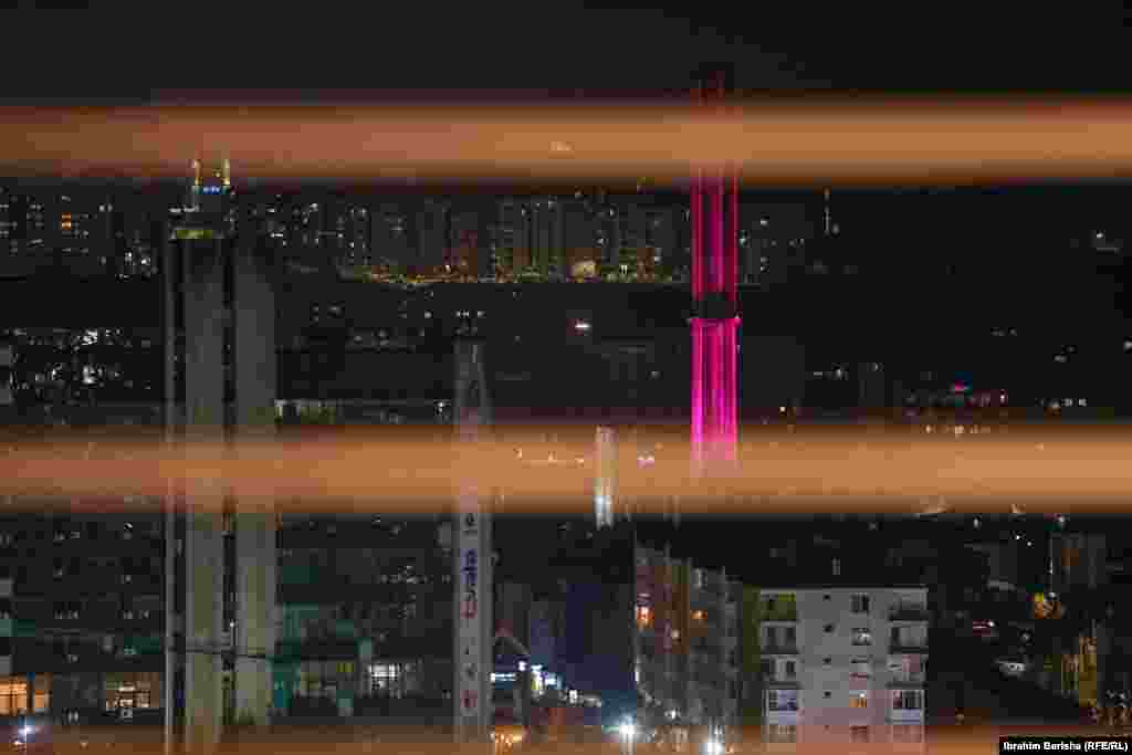 Prema navodima fondacije Friedrich-Ebert-Stiftung u Prištini, skoro polovina žena na Kosovu nije informisana o procedurama za rano otkrivanje malignih bolesti, kao što su rak i leukemija. Nivo informisanosti je najniži kod žena starijih od 55 godina. Na fotografiji: Toranj Termokosa u ružičastoj boji