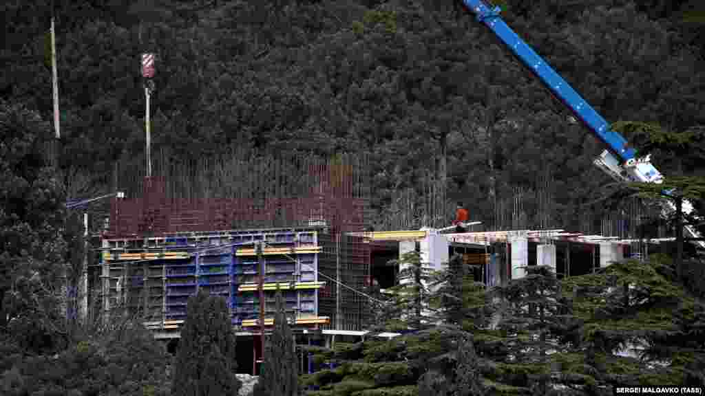 Политолог Евгения Горюнова в эфире Радио Крым.Реалии высказала мнение, что застройка Форосского парка произойдет в любом случае: «Я думаю, что в вопросе этого парка решение принималось не в Симферополе, а в Москве. Безусловно там было решено, что «этот парк мы будем застраивать». Там же особо охраняемая (зона – КР) ‒ это все проходит через Москву, не на уровне местной власти. А у Аксенова сейчас главная проблема ‒ как успокоить крымчан, вот этот протест, который стал очень серьезным»