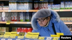 Посетительница одного из российских супермаркетов, декабрь 2015 года
