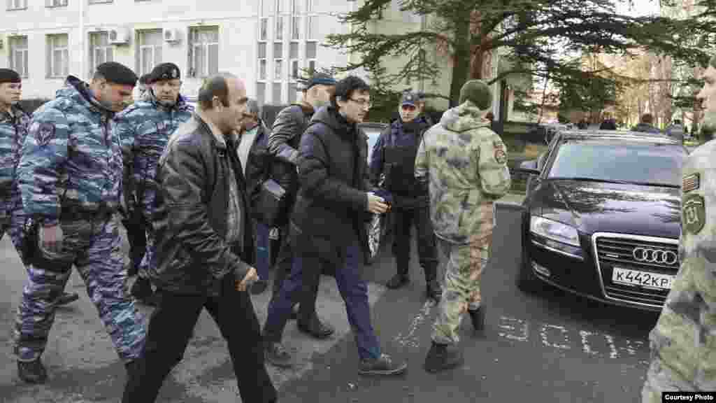 В Симферополе у здания, где судят фигурантов «дела 26 февраля», задержали крымскотатарского журналиста Заира Акадырова, 15 января 2016 года