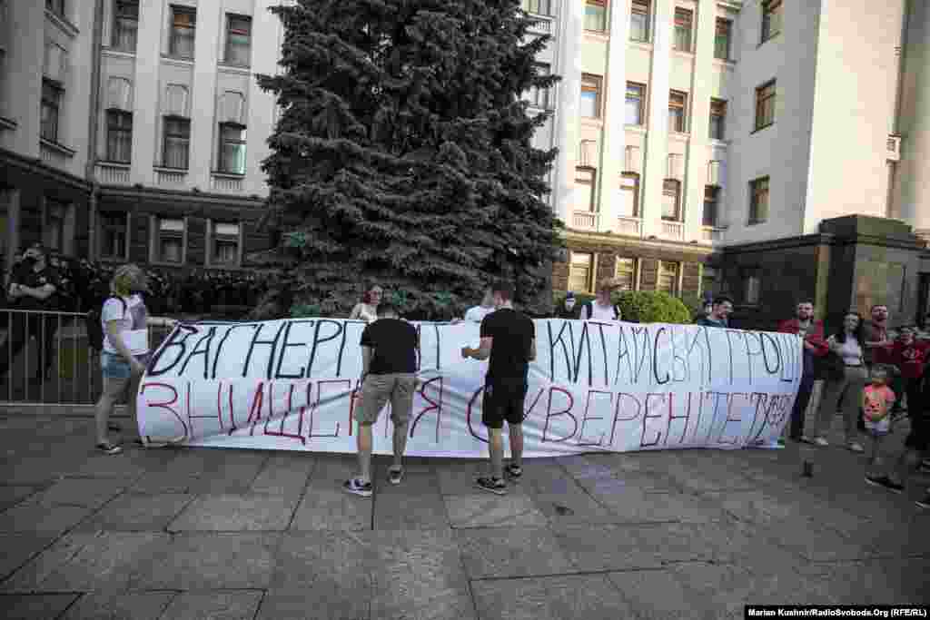 Заступник голови Офісу президента Михайло Подоляк пізніше у ЗМІ пояснив, що розмова з Олександром Лукашенком відбулася після того, як «вагнерівців» затримали