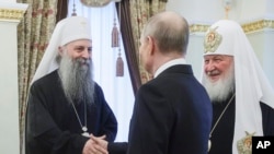 Poglavar Srpske pravoslavne crkve Porfirije (levo), predsednik Rusije Vladimir Putin i prvi čovek Ruske pravoslavne crkve Kiril tokom susreta u Moskvi 22. aprila 2025.