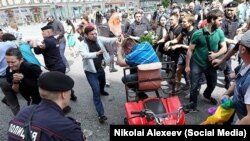 Нападение на участников московского гей-прайда 30 мая 2015 года на Тверской. Слева, в черном, – Ирина Фет