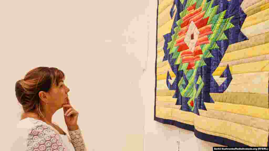 В основе представленных работ – увеличенный символ украинской народной вышивки. С помощью цвета и фактуры различных материалов автора создают собственную интерпретацию древних знаков, что придает текстильным панно чрезвычайной силы воздействия, теплоту и эмоциональность. Назначение этих панно – украшать жилые и общественные интерьеры, сохраняя и адаптируя к современным условиям традиционные духовные ценности украинского народа