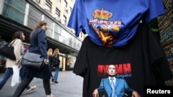 Футболка с изображением Путина на улице в Белграде. 11 апреля 2017 года