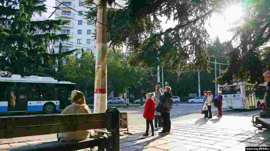 Мартовская Алушта: деревья в цвету, первые «пляжники» и разбитый «Ласковый берег» – в фоторепортаже корреспондента Крым.Реалии