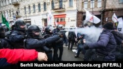 Весь урядовий квартал перекритий поліцією. Правоохоронці застосовували газ проти мітингарів