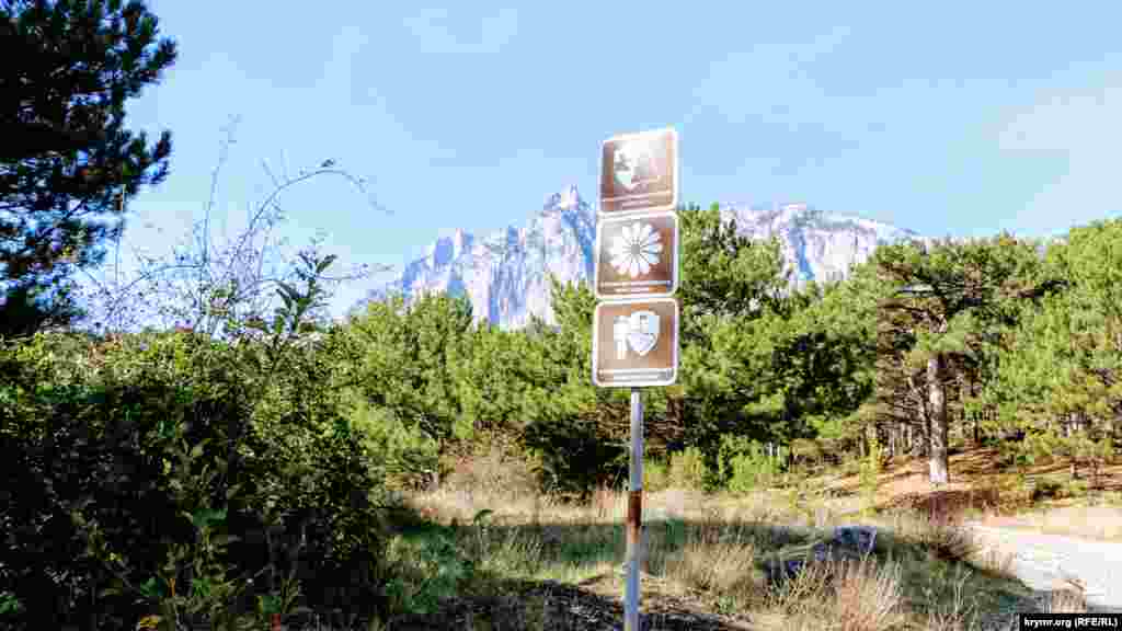 Здесь же – указатели о том, что тропа является национальным туристическим маршрутом и охраняется. По разным данным, протяженность тропы составляет от 6 до 8 километров