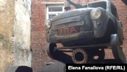 Произведение современного искусства во внутреннем дворе “Криївки”