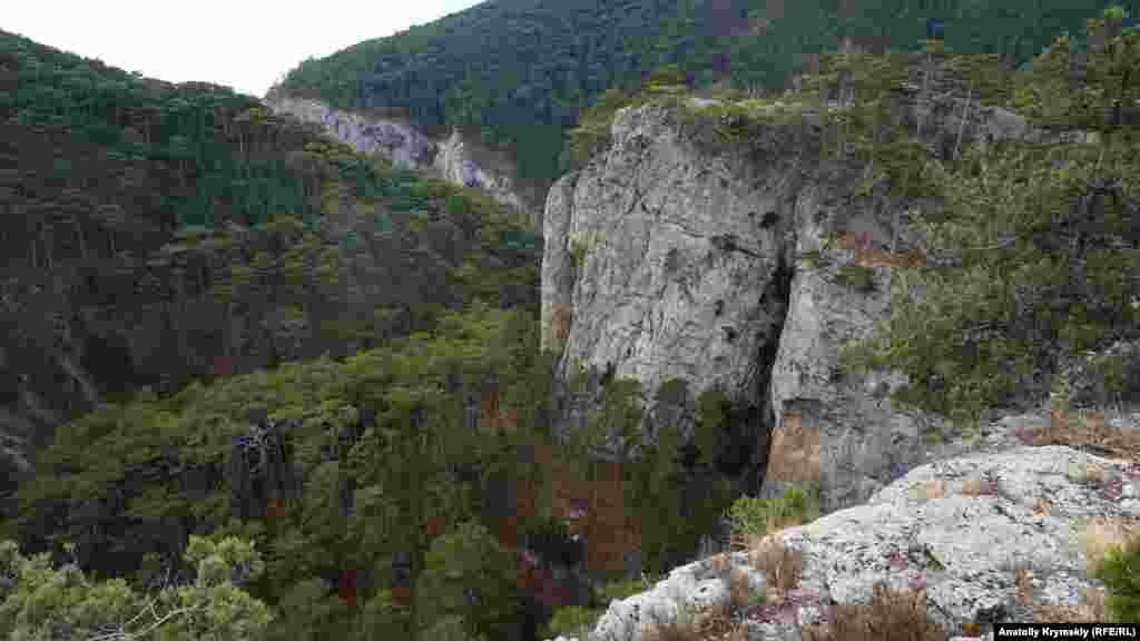 Длина каньона Уч-Кош — около 5,6 километра, ширина — от 100 до 300 метров в разных местах, высота над уровнем моря — 210 метров