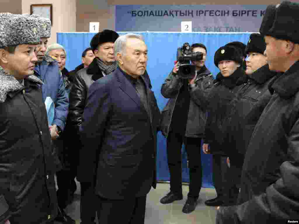 16 декабри соли 2011 дар шаҳри  Жанаозен коргарон гирдиҳамоӣ карданд ва аз тарафи мақомоти қудратӣ ҳудуди 16 нафари онҳо кушта шуд. Назарбоев 22 декабри соли 2011 дар иҳотаи полис ба саволи хабарнигорон ҷавоб медиҳад.  