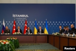 Частина української делегації (праворуч) на переговорах з Росією 2 червня 2025 року в Стамбулі, а по центру – турецькі посередники на чолі з главою МЗС Хаканом Фіданом