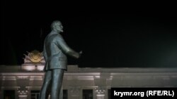 Памятник Ленину на центральной площади Симферополя