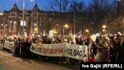 Učesnici protesta ispred Ministarstva prosvete su 15-minutnom tišinom odali počast poginulima u padu nadstrešnice u Novom Sadu, 25.2.2025.