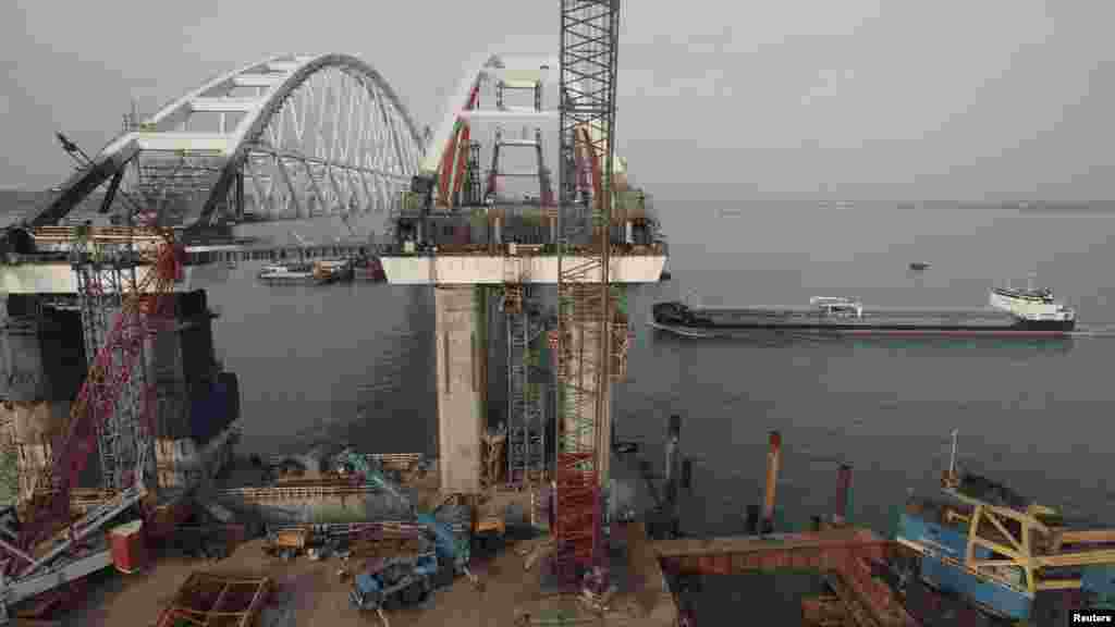 Строительство моста через Керченский пролив профинансировали на 70%, говорят в управлении российских автодорог «Тамань»