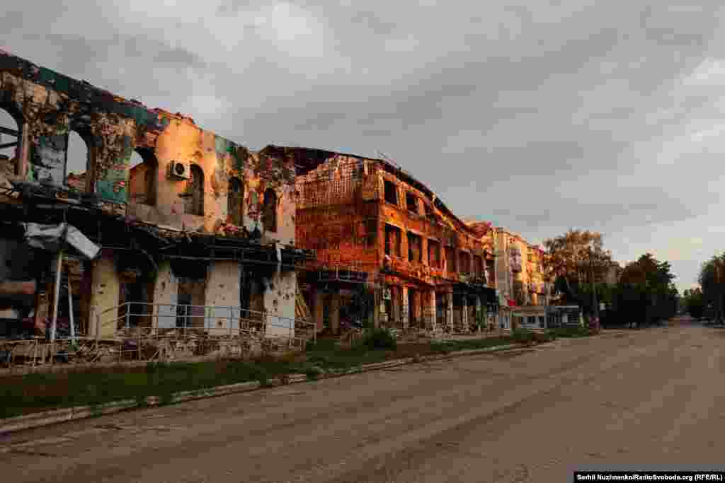 Знищенні центральні вулиці міста, вересень 2022 року / Праворуч: початок жовтня 2024-го. Зараз населення Ізюму складає орієнтовно 25 тисяч людей. Поверненню ще частини містян заважає не так страх, що війна не відступає, як відсутність житла та роботи, кажуть місцеві жителі