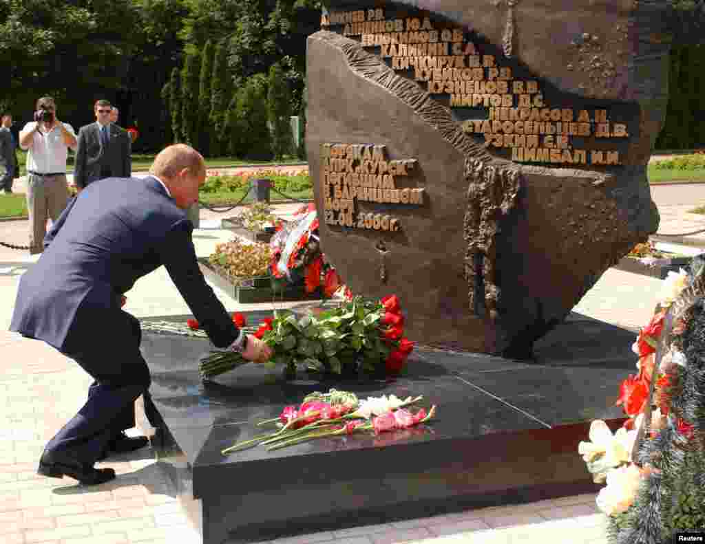 Președintele rus Vladimir Putin depune flori la monumentul celor 118 marinari care au murit la bordul submarinului nuclear „Kursk” în timpul unei vizite din orașul Kursk, în august 2003.