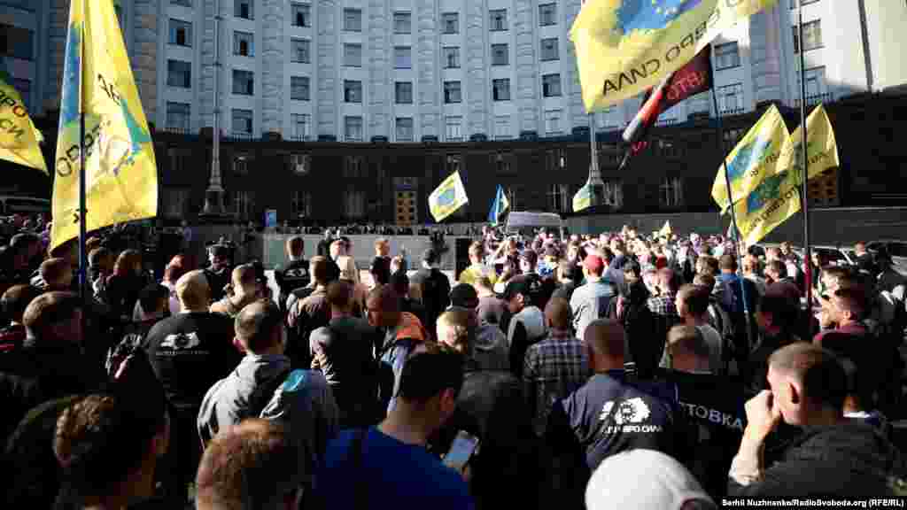 Мітингарі вимагали скасування постанови Кабінету міністрів, яка дозволяє Міністерству внутрішніх справ відслідковувати терміни перебування в Україні автомобіля на єврономерах і застосовувати санкції до порушників. Друга вимога – ухвалити законопроект про розмитнення таких машин