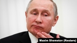 Жоден скандал, здається, не пристає до Путіна