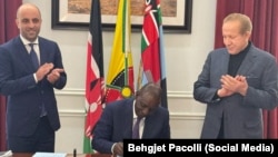 Поранешниот косовски претседател Бегетаб Пацоли (десно) до кенискиот претседател Вилијам Руто (во средината), 26 март 2025 година.