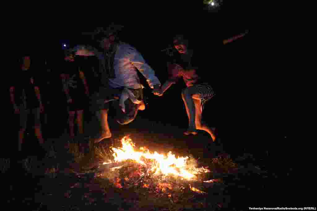 Згідно повір’я, купальське вогнище очищує. Також є прикмета, що якщо під час стрибка пара – дівчина та хлопець не розімкнуть руки, то вони залишаться разом і надалі