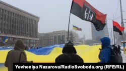Архівне фото. У Запоріжжі День Соборності відзначили флешмобом на майдані Героїв Революції гідності. Під час нього активісти розгорнули 25-метровий національний прапор та заспівали гімн, 22 січня 2018 року