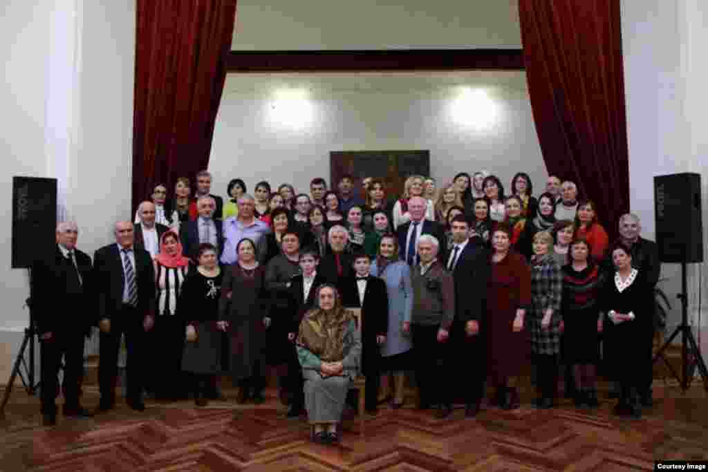 Буйнахъскалъул мажлисалъул депутатаз  шагьаралъул мэрасул тах бикьулаго, цоцазулгун рагъулеб мехалда, гIадатиял гIадамаз, интеллигенциялъ, студентаз гIамал гьабулеб буго шагьаралъул унго-унгояб  чIухIи цIунизе.  