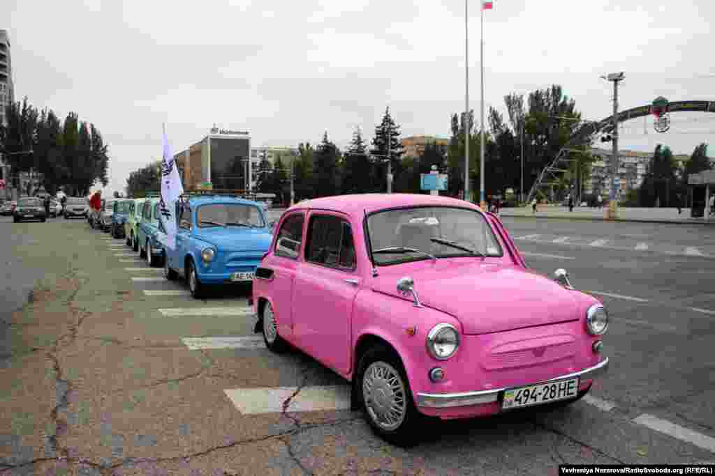 «Машина – для свята» – так каже про цей рожевий «запорожець» його власниця Ольга. Авто їй подарували на день народження і первинно воно було сірим