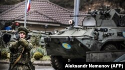 Російський миротворець вигукує «Не знімати!» на КПП на околиці Степанакерта в Нагірному Карабасі. 13 листопада 2020 року