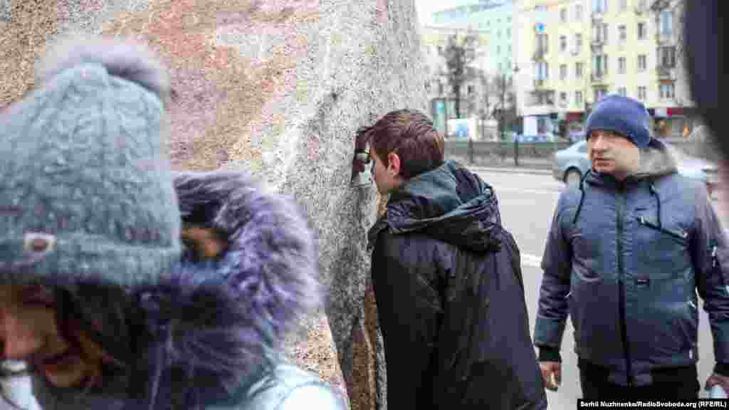 Авторка інсталяції – українська художниця й архітекторка Анна Камишан, чиї родичі були серед євреїв, які загинули під час Голокосту в Україні