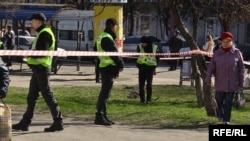 На месте убийства сотрудника контрразведки СБУ Александра Хараберюша в Мариуполе. Осуждённая за это преступление Юлия Просолова - одна из тех, кого Украина передала России