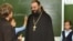 Священнику в школе рады не все