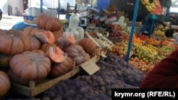 Продажа овощей и фруктов на керченском рынке. Иллюстрационное фото