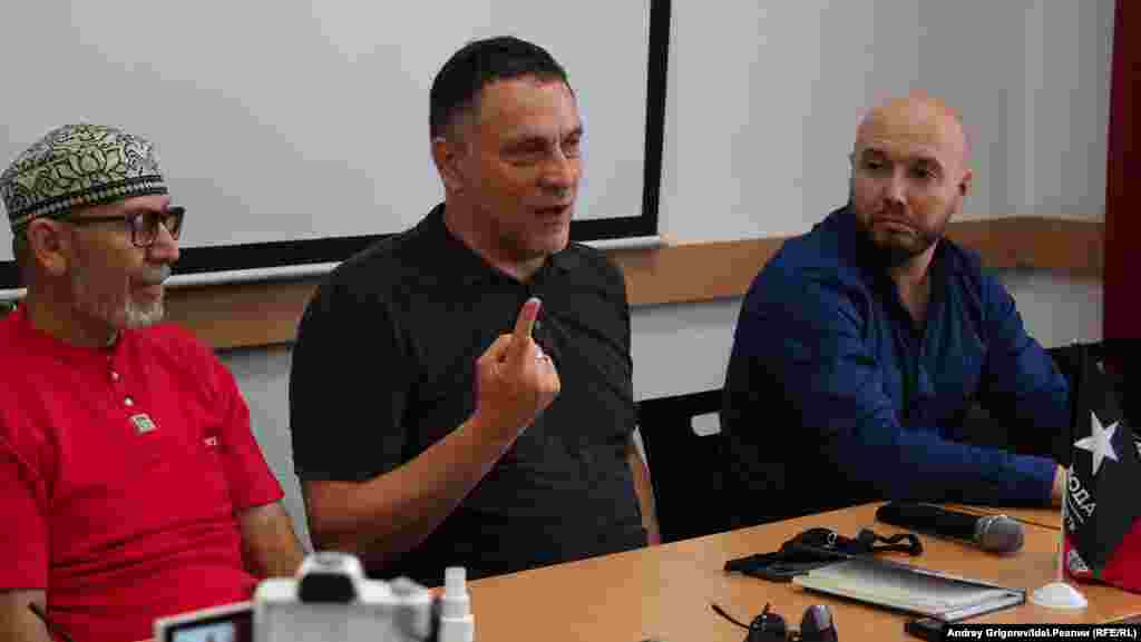 "Цель умного голосования — чтобы прошёл любой кандидат, кроме кандидата от "Единой России". Так это сформулировано. Мне кажется, это заведомо ложная цель. Кандидаты многих так называемых оппозиционных партий — КПРФ, ЛДПР — это та же "Единая Россия". Которые будут точно так же себя вести". 