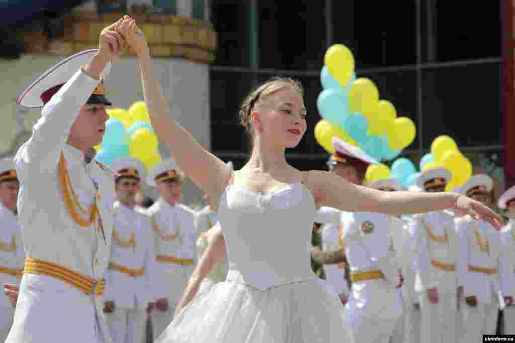 Випускники Державної гімназії-інтернату з посиленою військово-фізичною підготовкою «Кадетський корпус» під час урочистої церемонії випуску, Харків, 27 травня 2016 року. 