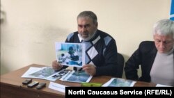 Муртазали Гасангусейнов показывает фотографии из материалов дела о его убитых сыновьях. Силовики хотели доказать этим, что якобы нашли у них боеприпасы. Но отец заявляет, что на снимках даже не его двор