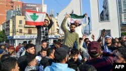 Libanonci slave pobunjeničko preuzimanje glavnog grada Damaska, u sjevernom libanonskom gradu Tripoliju 8. 12. 2024.