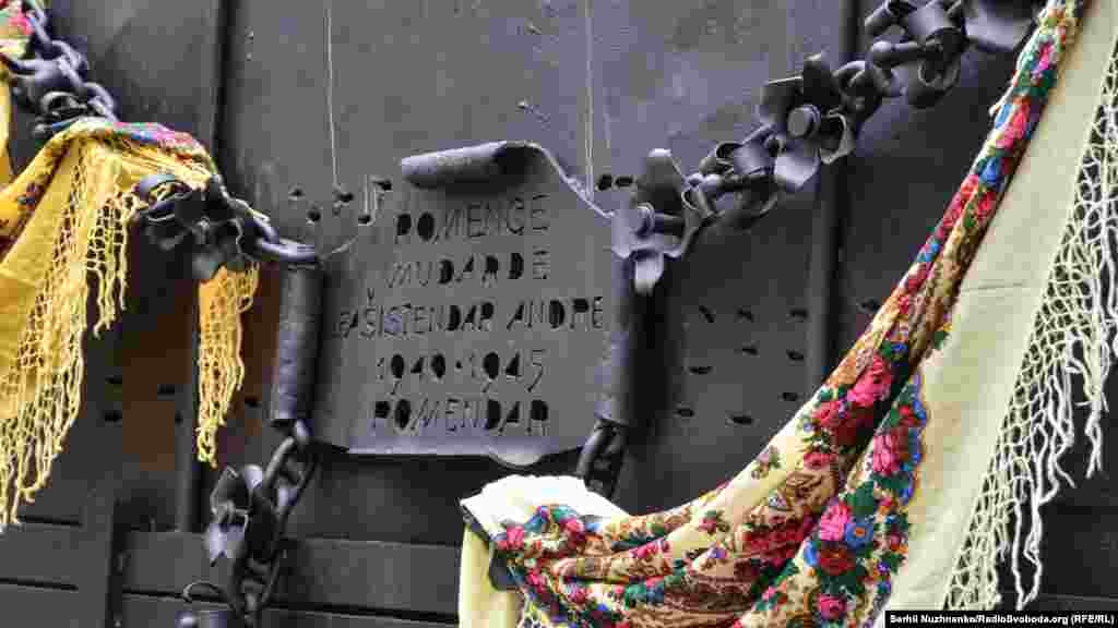 Спочатку пам'ятник був у вигляді прошитої кулеметною чергою кибитки із розп’ятим на колесі ромом, який височить на краю кань­йону, поблизу мосту «Стрімка лань» у Кам'янець-Подільському