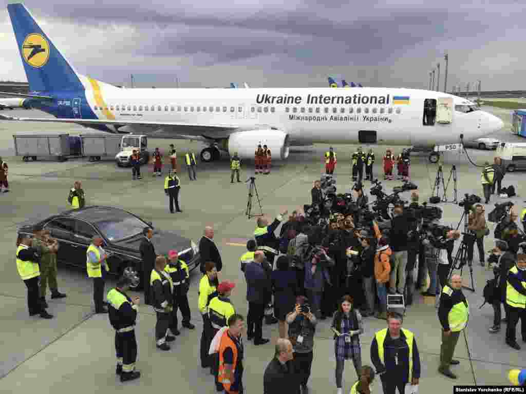 Победительница «Евровидения» – украинская певица крымскотатарского происхождения Джамала вернулась в Киев из Стокгольма, 15 мая 2016 года