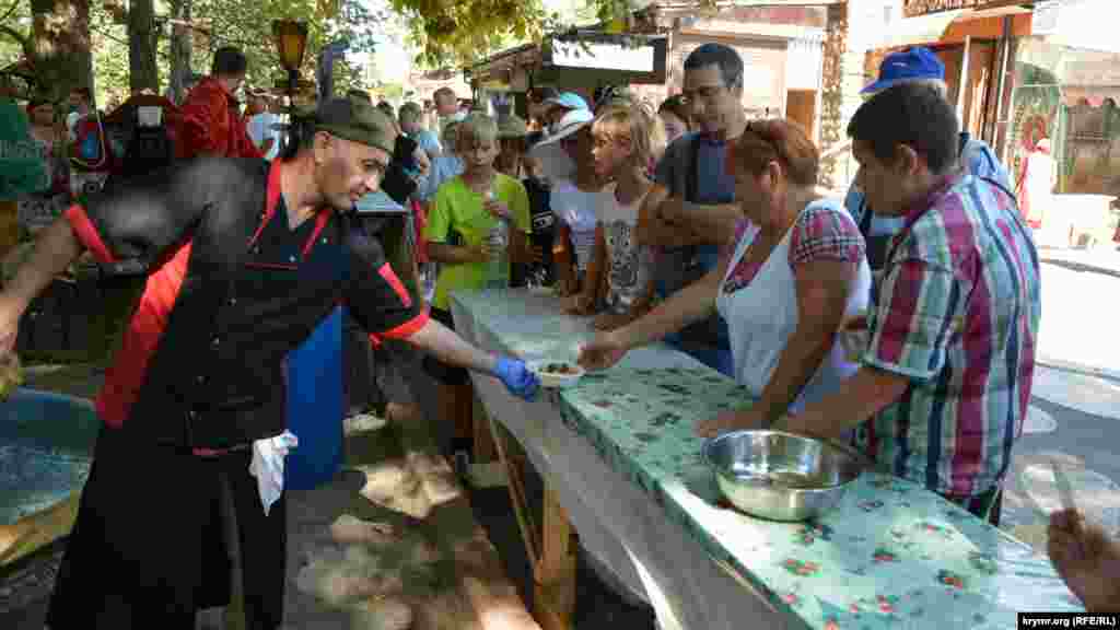 Порцию национальных угощений выдавали взамен на местную валюту – «лукоморчики», получить которую можно было, приняв участие в викторине