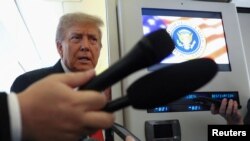 Trump a stat de vorbă cu ziariștii în timpul zborului spre Alaska.