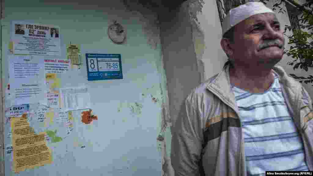 Обьявление о поисках Эрвина расклеено по всему городу. Одно из них – у дверей подъезда Ибрагимова