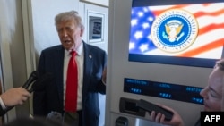 Дональд Трамп на борту літака перед вилітом на Аляску для переговорів із Путіним. 15 серпня 2025 року