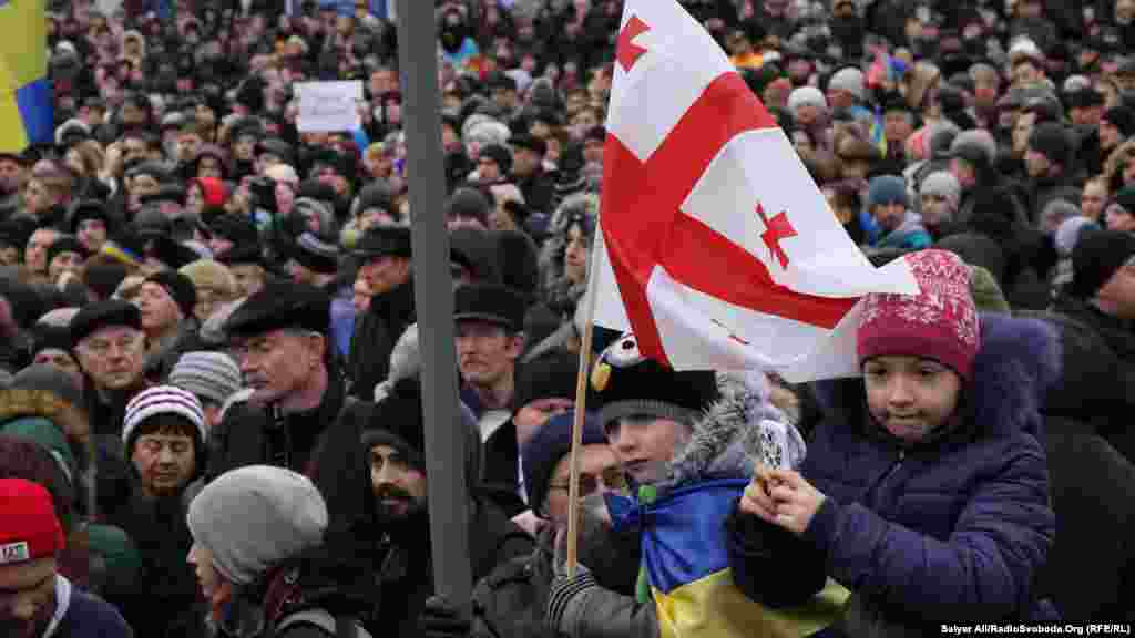 Тысячи людей пришли на "Марш достоинства" в Киеве в память о погибших защитниках Майдана
