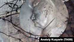 Барельеф с изображением Сталина