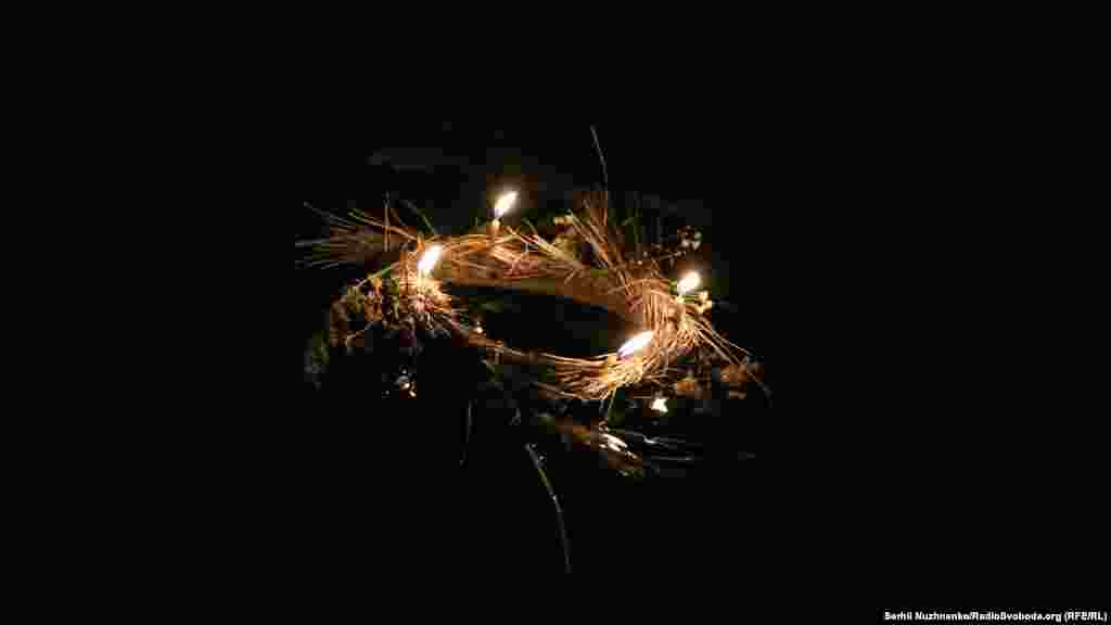 Головною купальської травою вважалась папороть, таємничий цвіт якої в ніч на Івана Купала йшли шукати найсміливіші юнаки. Вважалося, що опівночі цвіт папороті з'являється тільки на декілька секунд і одразу ж зникає. У того, хто знайде чаклунську рослину, збудуться всі бажання, він буде щасливим, здоровим і багатим